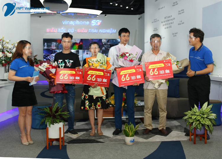 Khách hàng trúng thưởng Livestream trên Fanpage VNPT VinaPhone Hà Nội