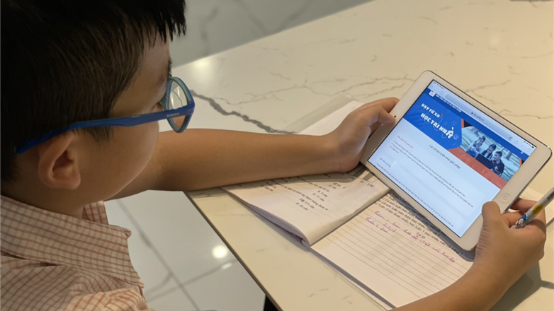 Học trực tuyến hay số hóa hệ thống giáo dục, sự lựa chọn nào cho tương lai?