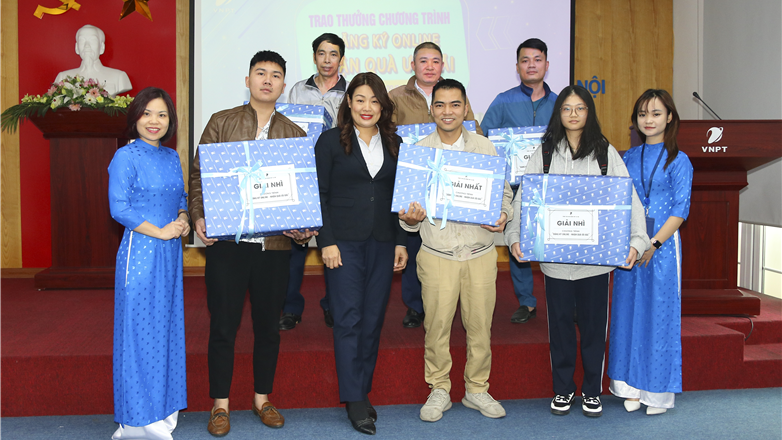 Lễ trao giải chương trình khuyến mại "Đăng ký online - Nhận quà ưu đãi" 